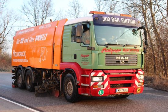 Straßenreinigung mit moderner Kehrmaschine