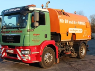 Stra&szlig;enreinigung, Strassenreinigung, Reinigung von Stra&szlig;en Wegen, Asphaltreinigung